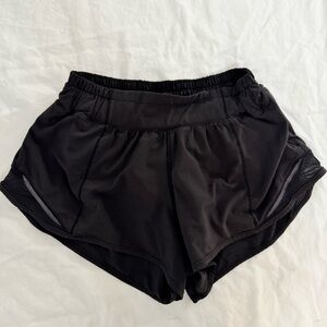 lululemon low rise hotty hot 2.5” shorts